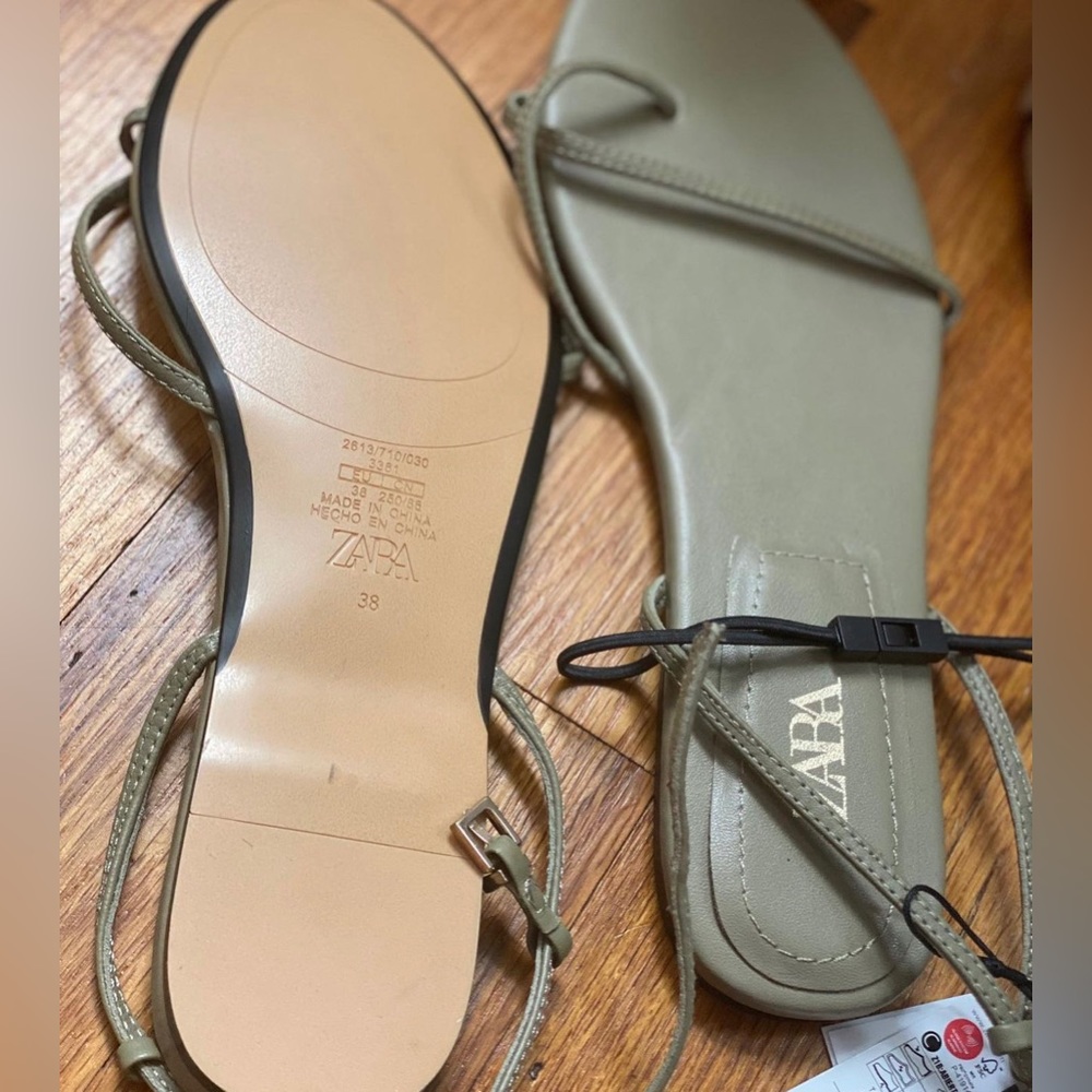 🚨BRAND NEW! ZARA FLAT LEATHER SANDALS
GREEN!